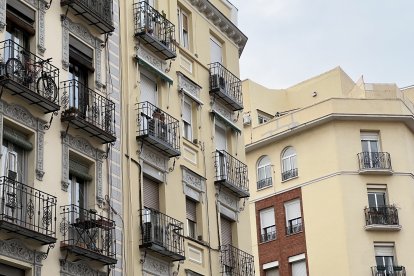 Pisos i habitatge en venda en un carrer del centre de Madrid.