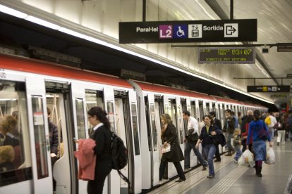 Persones pujant al metro a l'estació de Paral·lel de Barcelona