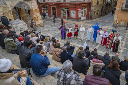 El primer passi del cor de nadales es va fer ahir a la plaça de les Cols i es repetirà demà a les 18.15 hores a la plaça de la Font