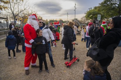 El Pare Noel, Mickey i Minnie Mouse i Campi van fer acte de presència al Parc de Nadal de l’AV.