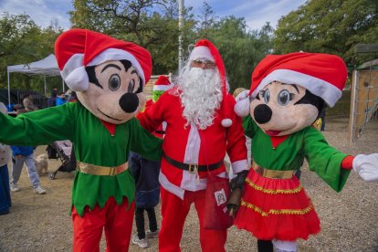 El Pare Noel, Mickey i Minnie Mouse i Campi van fer acte de presència al Parc de Nadal de l’AV.