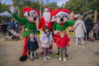 El Pare Noel, Mickey i Minnie Mouse i Campi van fer acte de presència al Parc de Nadal de l’AV.