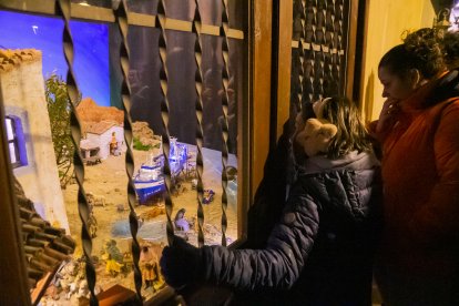 El pessebre es pot contemplar des de l’exterior de la casa, a través d’un finestral.