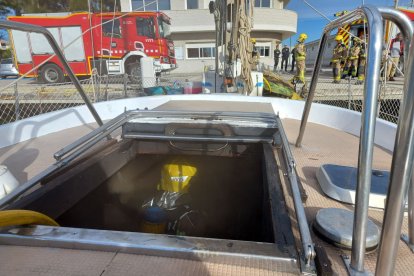 Imatge dels Bombers treballant en la embarcació afectada al Port de Roda de Berà.