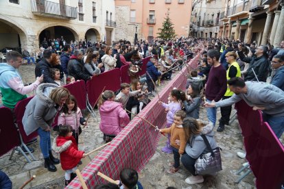 Imatge del tió «més llarg del món» d'Alcover.