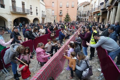 Imatge del tió «més llarg del món» d'Alcover.