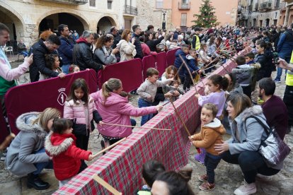 Imatge del tió «més llarg del món» d'Alcover.