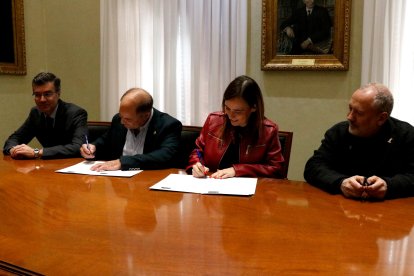 Moment en què l’alcaldessa de Reus, Sandra Guaita, i l’alcalde de Castellvell del Camp, Josep Manel Sabaté, signen els convenis pel soterrament de les torres de la urbanització del Pinar.