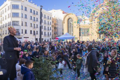 Imatge de la celebració de les campanades per als més petits de la casa a Corsini.