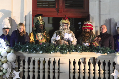 Imatge d'arxiu del discurs dels Reis d'Orient al balcó de l'Ajuntament.