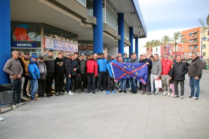 Els pescadors de Tarragona concentrats davant de la Confraria en la jornada de vaga per rebutjar les mesures del govern espanyol.