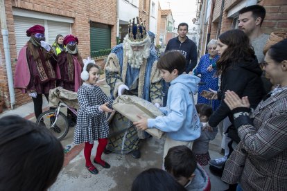 Entrega de regals pels Reis d’Orient a Cambrils.