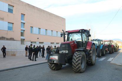 Una columna de tractors aparcada davant del jutjat d'Amposta.