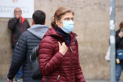 Una dona sortint de l'hospital Clínic amb la mascareta posada.