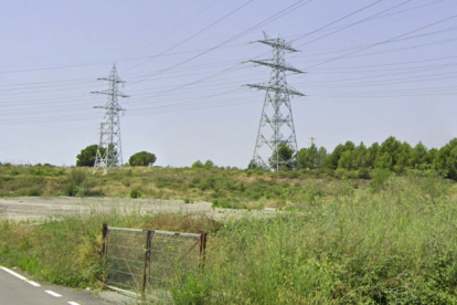 Imatge de dues torres d'Alta tensió situades a les Gavarres.