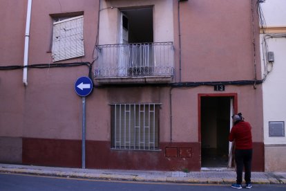 Accés principal pel carrer de Sant Ramon de Roquetes on va morir violentament un noi.