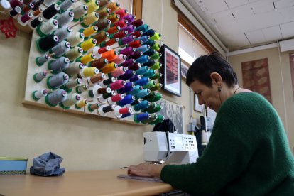 Cecília González treballa al seu taller de la Llacuna