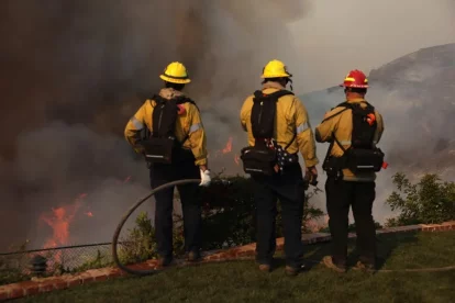 Els bombers despleguen estructures de defensa contra l'incendi forestal de Palisades a Los Angeles, Califòrnia, els EUA.