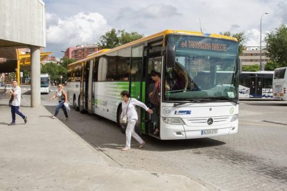 Imatge d’un autobús interurbà a l’estació de Tarragona.