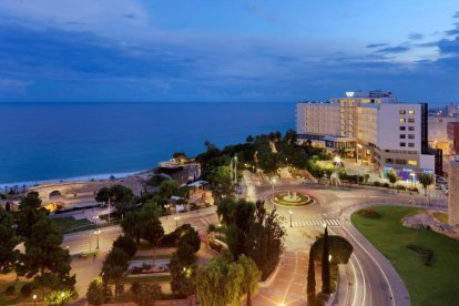 A la dreta de la imatge, l'edifici de l'Hotel H10 Imperial Tàraco de Tarragona.