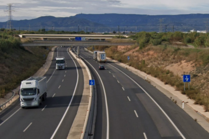 Imatge de diversos camions circulant per l’A-27, prop de la Pobla de Mafumet.