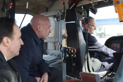 El delegat del govern espanyol a Catalunya, Carlos Prieto, visitant l'helicòpter Helimer de Salvament Marítim.