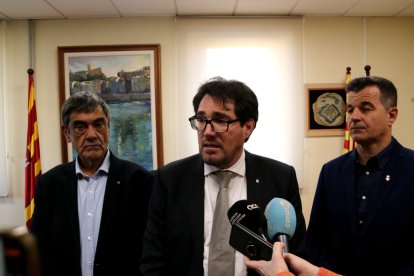 El delegat del Govern a l'Ebre, Joan Castor Gonell, el secretari d'Empresa i Competitivitat, Jaume Baró, i el president del Baix Ebre, Antoni Gilabert.