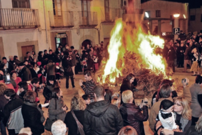 Avui al vespre, després del pregó, s’encendrà la foguera i després es ballaran jotes a la plaça.