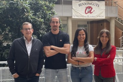 D’esquerra a dreta, Jordi Salas-Salvadó, Albert Salas-Huetos, Estefania Dávila-Córdova i Nancy Babio, que han participat en la recerca.