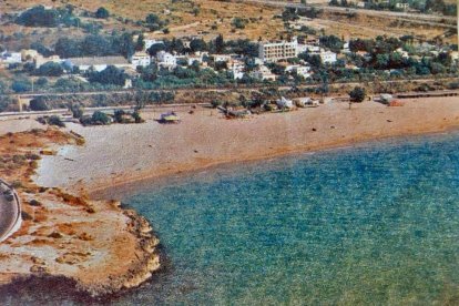 Imatge de la platja de l’Arrabassada l’any 1992 i, al fons, la Vall, encara per construir