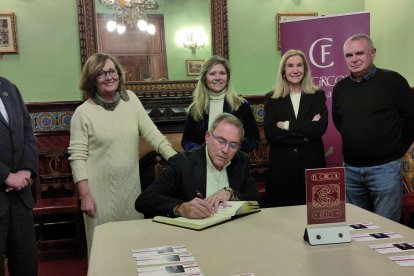 Ramon Marsal, president de la Fundació PortAventura, signant el llibre d’honor del Círcol de Reus.