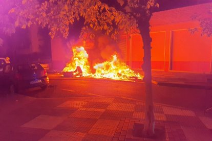 Imatge d'arxiu d'un incendi de contenidors a Reus.