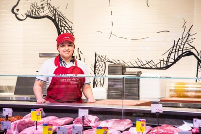 Mariela treball a la carnisseria d'un supermercat gràcies al programa Incorpora.