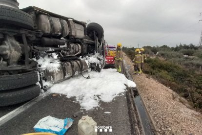 Imatge del camió bolcat a l'AP-7, a l'Ametlla de Mar.