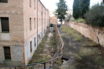 La nau del col·legi Sant Josep de Tortosa que es vol convertir en residencial al costat d'un dels antics patis.