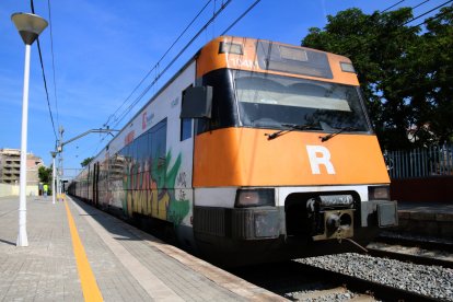 Imatge d'arxiu d'un tren de Rodalies de l'R4 a Cerdanyola del Vallès