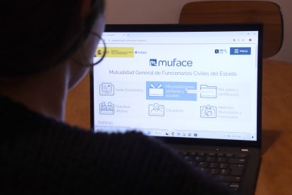 Una persona mirant la pàgina web de Muface