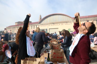 Una parella d'Altafulla menja calçots en el marc de la Gran Festa de la Calçotada a Valls