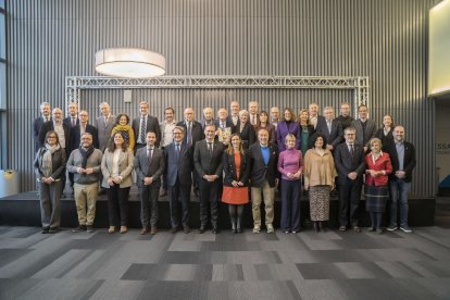 Fotografia de família dels Reusencs de Fora Vila i la representació de l’Ajuntament.