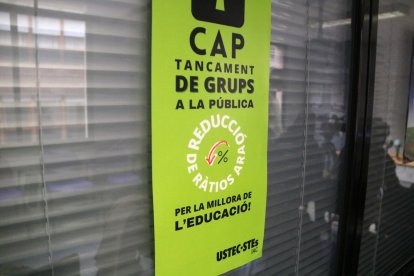 Cartell sindical contra el tancament de líníes a l'escola pública.