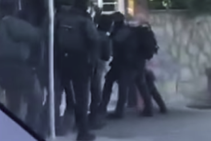 Captura del video publicat a les xarxes socials d'una entrada dels cossos policials en un chalet a Palaresos.