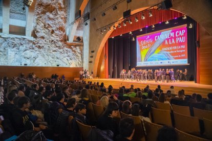 Els alumnes dels centres educatius participants van poder gaudir de diferents actuacions amb cançons i balls de tota mena, amb la mateixa temàtica de la mediació i l’educació per la pau.