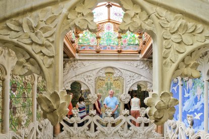 Imatge d'uns turistes visitant la Casa Navàs.