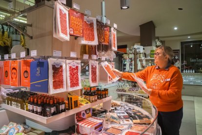 Núria Queralt, propietària del Colmado Giner. La botiga celebra el 80è aniversari.