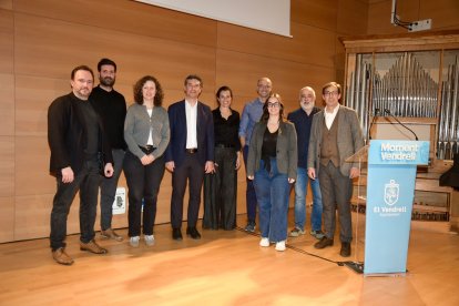 L’alcalde del Vendrell amb els responsables tècnics dels diferents projectes que es van presentar.