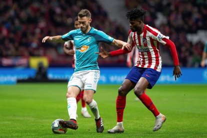 Roberto Torres controla la pilota en un partit de Lliga amb Osasuna contra l'Atlético de Madrid.