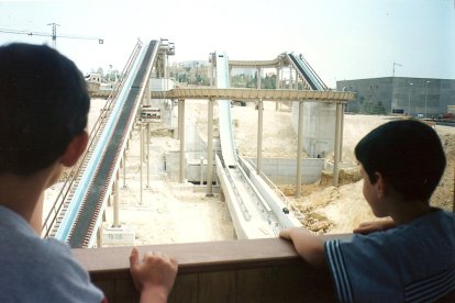 Imatge d'Oscar Elgarrista, de jove, en  durant unes visites que es van fer a la construcció del parc l'any 1994.