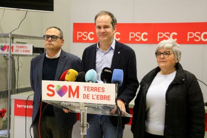 El senador i primer secretari del PSC a l'Ebre, Manel de la Vega, amb Mercè Pedret i Jaume Roca.