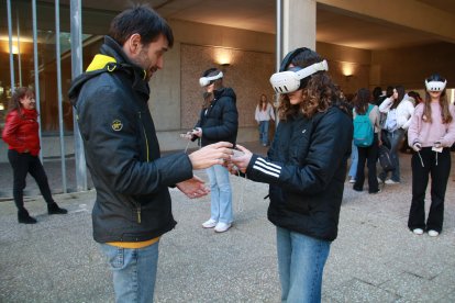 Joves amb ulleres virtuals participant en un dels tallers de la jornada Girls’ Day, organitzada per la URV.