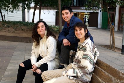 Tres de les integrants de Roba Estesa: Laia Casanellas, guitarra, Anna Sardà, baixista, i Gemma Polo, cantant.